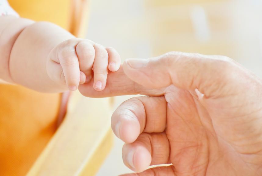 Licença parental do pai é alterada para 28 dias seguidos ou interpolados Licença parental do pai é alterada para 28 dias seguidos ou interpolados